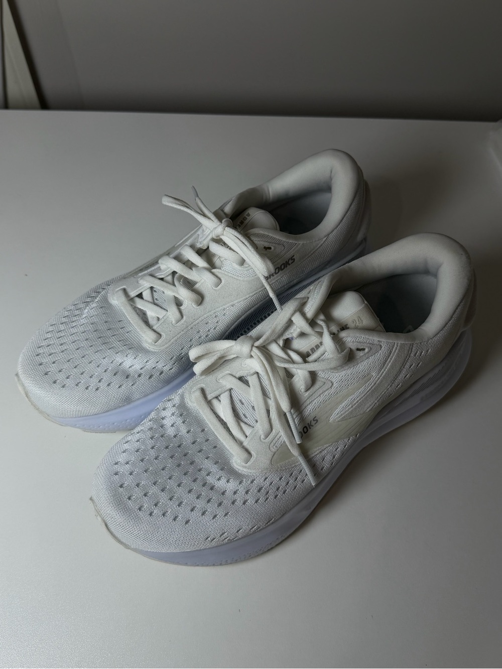Like New Brooks White 8.5 Adrenaline GTS 24 Women's Athletic Running Shoes